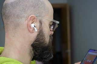 Auriculares traductores... para que puedas hablar sin fronteras Hombre con auriculares