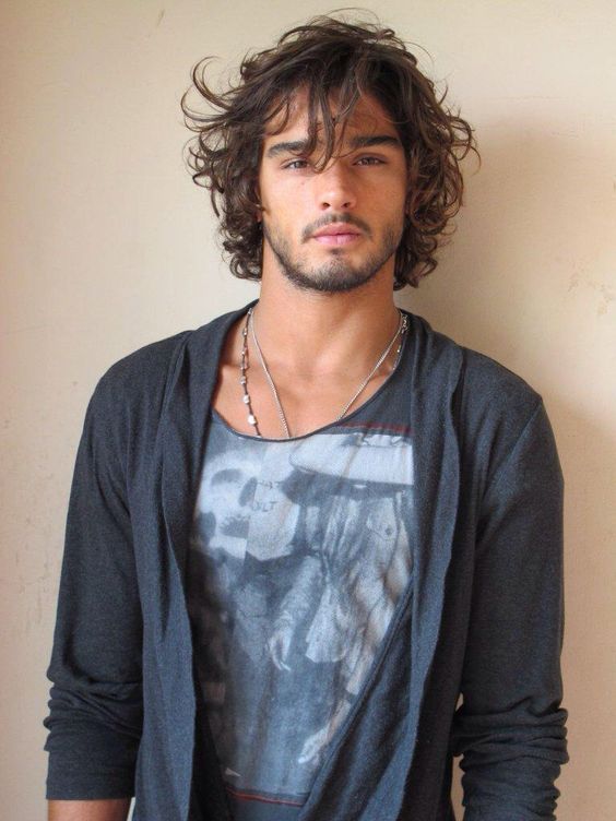 Seis estilos para hombres con cabello largo en el 2023 hombre cabello largo
