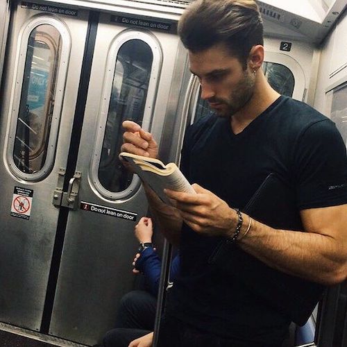 Leer no es sexy... Leer es muy sexy!!! hombre leyendo en el metro