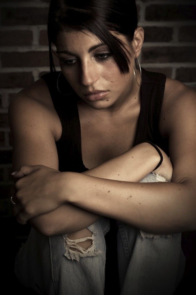 Tips para tomar en cuenta ante una decisión difícil mujer triste que tiene que tomar una decisión difícil